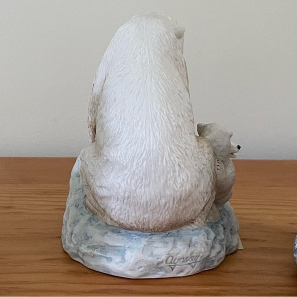Vintage 1970s John Aynsley Polar Bear Porcelain Figure - Picture 4 of 5